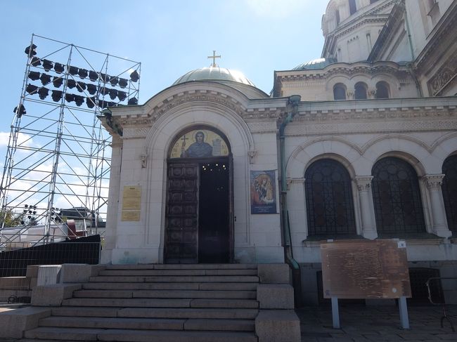 正面左側に地下に入る入口があります。<br /><br /><br />地下のイコン博物館<br />入場料　BGN 6<br />カメラ撮影代　BGN 15（ただし一部ギャラリー撮影不可）