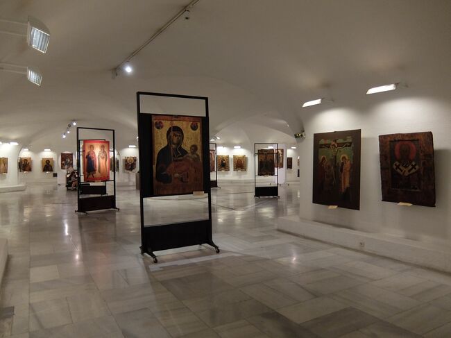 広い空間に、まるで画廊のように歴史的イコンたちが並んでいます。