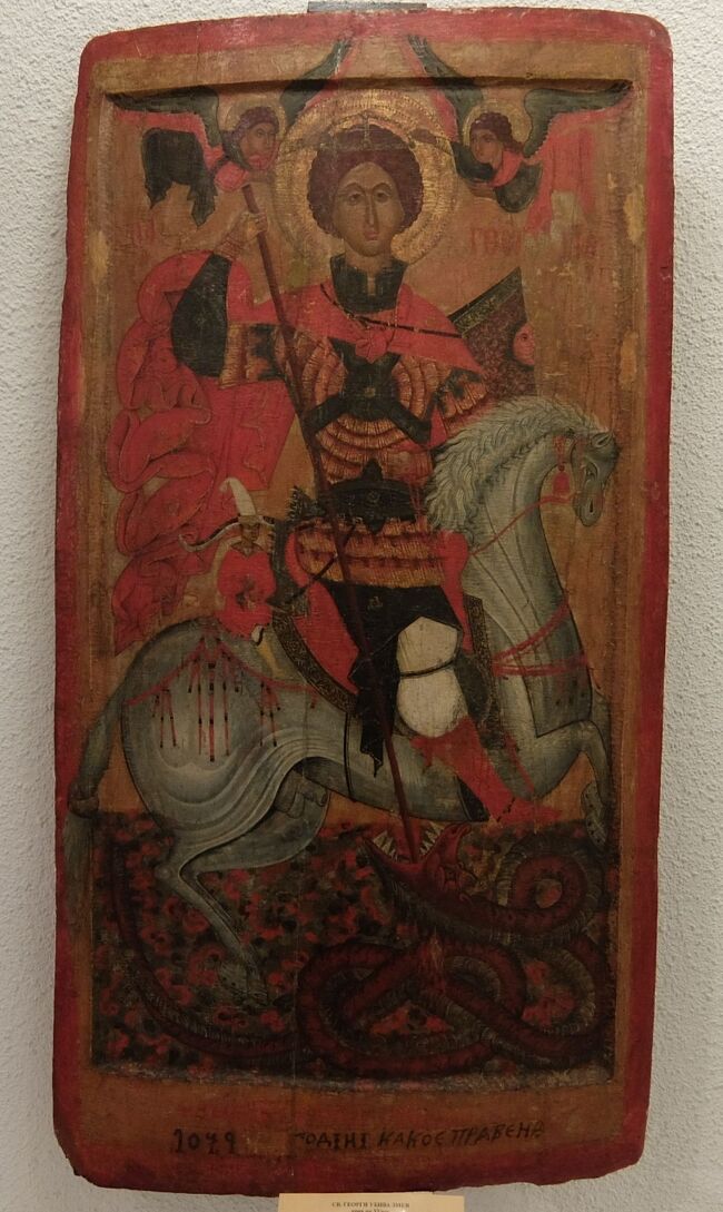 これもボヤナ教会から。<br />聖ジョージがドラゴンを退治しているところ。<br /><br />聖ジョージのエピソードはトビリシ編でも書きましたが、カッパドキアにいた悪いドラゴンと戦って、村人の前で「キリスト教に改宗すればドラゴンを殺してあげる」といい、村人がOKしたのでドラゴンの喉に止めを刺した、というもの。<br /><br />正教ではあちこちに聖ジョージ関連の絵や彫刻がありますね。