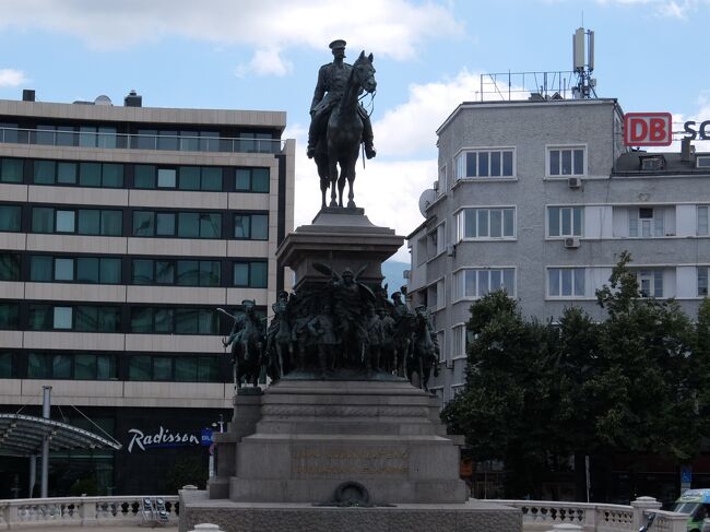 14:38<br /><br />教会から少し南側に歩くと見えてくる解放者記念像。<br />露土戦争で勝利したロシアの皇帝アレクサンダル2世の像で、これによりオスマンから解放されたということで英雄なんだそうです。