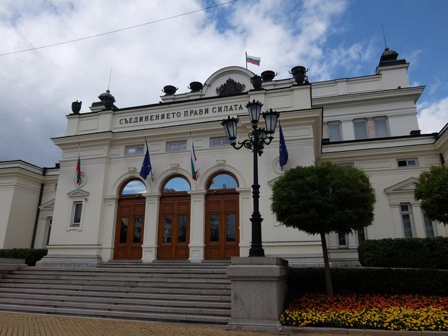 像の見つめる先には国会議事堂があります。<br />案外質素な感じ。。