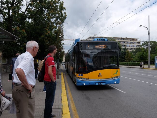 14:59<br /><br />アレクサンダル・ネフスキー寺院の裏手にあるヴァシル・レフスキ通りにトラムの停留所があります。<br /><br />ここから少し離れたところにある国立歴史博物館へ向かいます。<br /><br />トラムの詳しいマップは公式ホームページで↓<br />https://www.sofiatraffic.bg/en/transport/121/marshrutna-mrezha<br /><br />トラムに乗ったら運転手から直接切符は買えますが、すぐにValidateする必要があります。<br />係員がチェックしに来ることがままあるので、忘れずに。。<br /><br /><br />トラム2番<br />14:59 クリメント・オフリドスキ→15:37 ブクストン<br />BGN 1.60