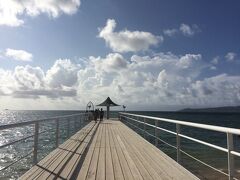 16:40 無料でベビーカーが借りられたので、娘をベビーカーに乗せビーチを散策。
白い桟橋があり、なかなかの雰囲気。
鐘があって、かわるがわるカップルが鳴らしていた。
その横にプライベートビーチ。サンゴがうちあげられていて、素足で歩くと痛い。広さは十分にあり、ビーチチェアも数が結構あった。
ベビーカーに揺られ、そのうち娘は寝てしまう。