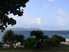 15:30 フサキリゾートチェックイン
こちらのホテルはミキハウス子育て総研の『ウェルカムベビーのお宿』に認定されているとのことで、ベビー連れの旅に力を入れているよう。
フロントは意外とちゃちい。すぐ横の売店も、売店とは別にあるコンビニもやや垢抜けない雰囲気。
コテージタイプのお部屋があり、ベビーが泣いてもあまり周りを気にしなくていいようになっている。
外観はステキだが、内装はやや安っぽい。
ただ、靴を脱いで上がるシステムなので、ハイハイをする赤ちゃんを連れているとかなりありがたい。
娘に4時のおやつとミルクをあげる。