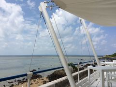 12:10 『セントエルモ』でお昼
フサキリゾート近くの海辺のカフェレストラン。
景色と雰囲気が最高！
テラス席は景色もいいし、気温も高めでビールが飲みたくなる！が、運転があるのでガマンガマン…。
店員さん達も気さくでいい人たちばかり。
料理はあまり期待してなかったのだが、イカスミのパエリアと冷やし島ソバを食べたのだが、どちらも美味。
ただ、量が少なめな割に値段はやや高め。
13:40 オリックスレンタカー着
本当は出発時間の1時間半前までに着かなければならないのだが、少し遅刻してしまった
レンタカーの返却場所へは指定の最寄のガススタンドを通らないと行けない構造になっている。
セキュリティ内でブルーシールのアイスを食べる。探したのだが、セキュリティの外にはブルーシールのアイスはおいてなかった
14:55 石垣空港発 ANA092
帰りは離陸してすぐぐずりだす。
オヤツとミルクの時間が近かったため、あげてみる。お腹も落ち着いて泣き止む…、かと思いきや全然グズグズのまま。
でも今回は行きとは違い通路側の席。ベビーキャリアで娘を抱っこし、飛行機の一番後ろへ。立ち上がるとすぐに泣き止み、10分ほどで眠りにつく。
帰りは時間に制限がないので、モノレールで国際線ターミナルへ移動することに。
モノレールの方がタクシーより断然早い。値段も格段に安いし。タクシーは乗ってしまえば楽だが、乗り場への移動は意外と大変。
 結果論だが、タクシーよりモノレールの方がターミナル間の移動は全然便利。 
17:50 羽田空港着
到着ロビーの洋食屋で夕飯。娘にも離乳食をあげる。
18:50 モノレール乗車
帰りは時間に制限がないので、モノレールで国際線ターミナルへ移動することに。
モノレールの方がタクシーより断然早い。値段も格段に安いし。タクシーは乗ってしまえば楽だが、乗り場への移動は意外と大変で、結果論だが、タクシーよりモノレールの方がターミナル間の移動は全然便利。