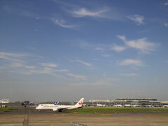 羽田空港に早く着いたので展望デッキに。
晴れていたが、富士山は見られず