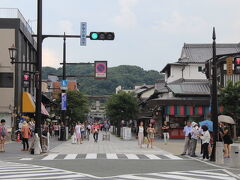 西鉄太宰府駅前のスクランブル交差点。
外人さんは信号に戸惑っていました。