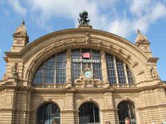 フランクフルト中央駅は何度か来たことがありますが、この駅の姿はいつ見ても力強さを感じますね。
スーツケースはロッカーに預けました。6ユーロでした。