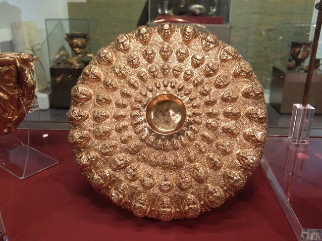 アップにしてみると・・・<br />顔だらけ！ちょっとこわい。。