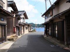 伊根の町を車でずっと進んで行くも駐車場がない・・・

結局つき当りまで行って車を停めて、少しぶらぶらと街歩き。