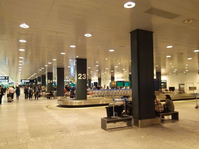 荷物受取り場所も広くて綺麗。ここに免税店が並んでいたりする。ここにUBSのATMがあったので１００CHF引き出しましたが、１００CHF札で出てきました。やられた。もう一回確認しましたが、少額紙幣の選択はなかった。使いにくいなと思いましたが、スイスでは１００CHFを嫌がられることはなかったので少額紙幣の選択がないのは当然のようです。現在CHFとドルの価値はほぼ同じで、１００CHFは１００００円ぐらいなのですが、物価が高いのでスイスでは実感５０００円といったところでしょうか。たぶんスイス人は給料高いのですね。きっと。