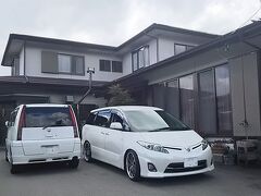 続いては忍野八海から比較的近い渡辺うどんへ。

この店は小道の南側にあり、大きな駐車場が小道を挟んで反対側のちょっと西にあります。
