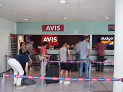 今回は空港まで戻り、空港のレンタカー会社「ＡＶＩＳ」さん。

・・・

こういうカウンターでもめるのは世界共通なのね。。

日本人ってカウンターでの滞在時間が最小だから、ほかの国の人があんなに時間をかけているのはなぜなの？？

って思うことがよくあります。

このときも30分以上待たされました・・。