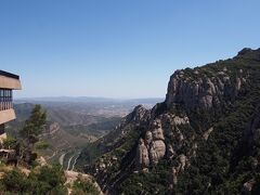 バルセロナから北西へ50キロほどに移動しました。

カタルーニャの宗教の聖地モンセラットに到着です。

モンセラットというのは「のこぎりやま」という意味だそうで、たしかに奇岩だらけです。