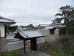 金沢城公園。歴史大好き娘の孫はじっくり見学するタイプ。私はザーッと見て写真を撮るだけなので歩くテンポが違います。