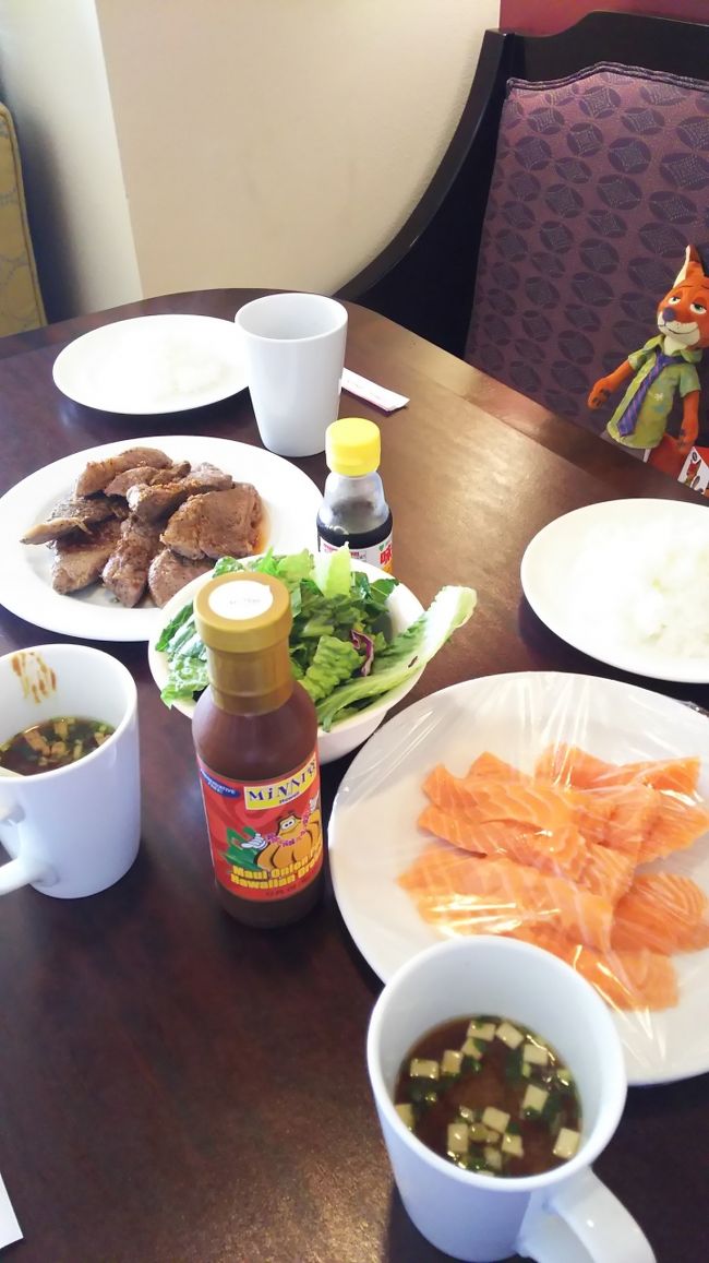 朝食はパパが用意。ハワイ滞在時はパパが食事係。<br /><br />お味噌汁は絶対必要なあーちゃん。<br />インスタント味噌汁は大嫌いで、いつもはお味噌持参で来ていました。でも1週間や10日ではお味噌は減らず…残ったお味噌はHGVCの日本人スタッフさんにもらって頂いていました。<br /><br />ですが、今回はインスタント味噌汁を持参。<br />大きくなったせいかな？文句言わずに飲むようになった。良かった。<br />