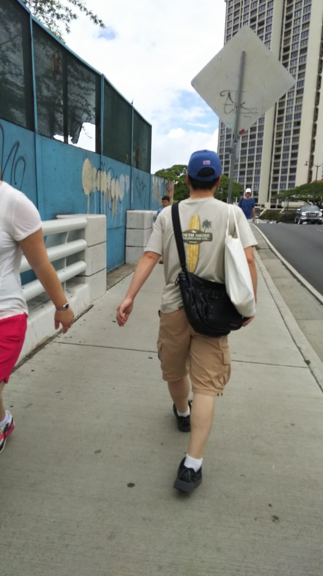 アラモアナ方面へ。<br /><br />結構歩いている人がいます。<br /><br />外出時は常にエコバック持参です。<br />日本でも海外でも。<br />パパの肩から下げている布製のエコバックは<br />10年以上前にアラモアナSCの『メイシーズ』で＄10位で買いました。それ以来ずっと使っています。丈夫で使いやすい。この袋に3枚入っています。<br /><br />