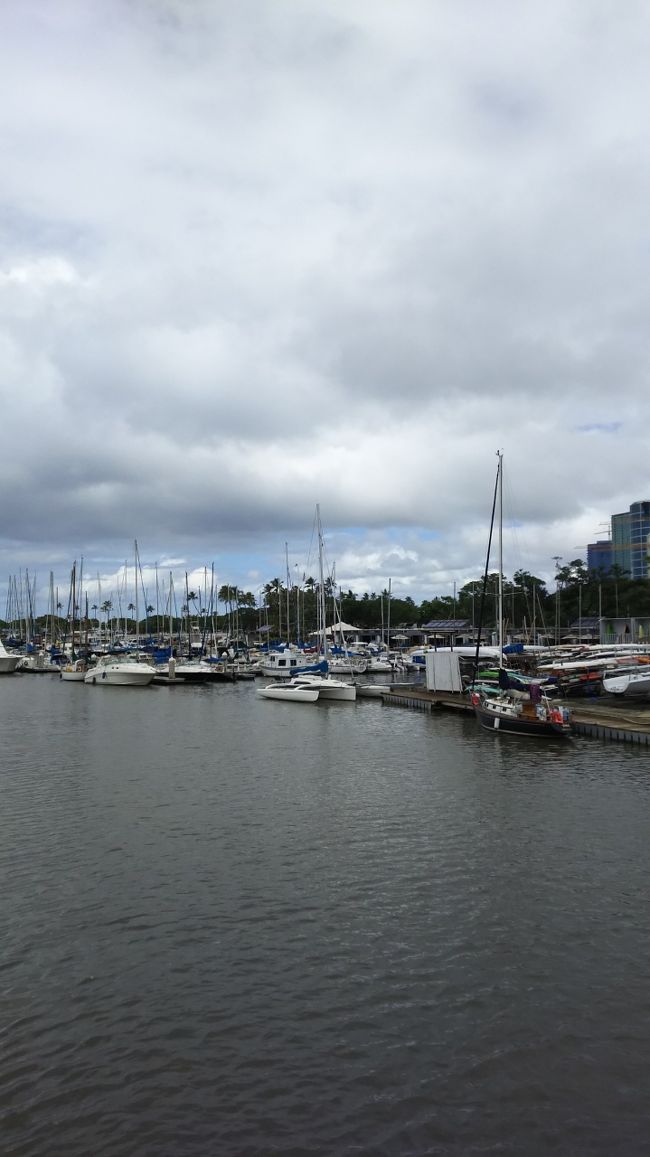 早速出掛ける事に。<br /><br />今日も歩きでアラモアナ方面へ。<br /><br />やっぱり雲行きが怪しい…。<br /><br />暑く無くて良いけれど。