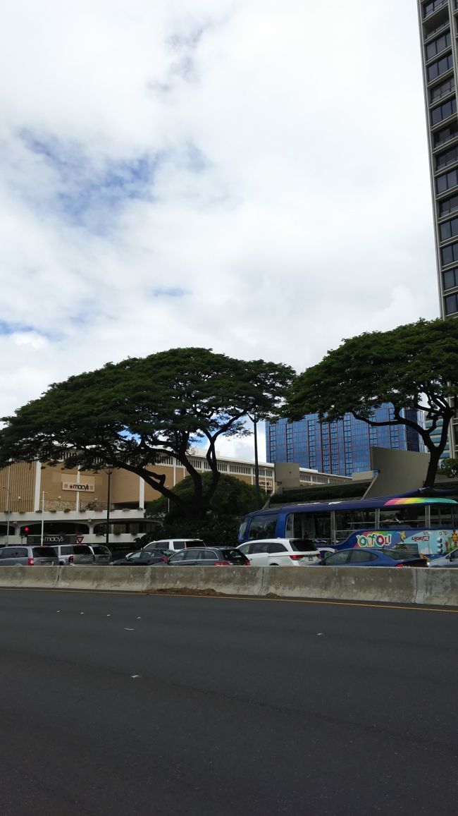 メイシーズ側が見えて来ました。<br /><br />あちら側の車線は混んでいます。