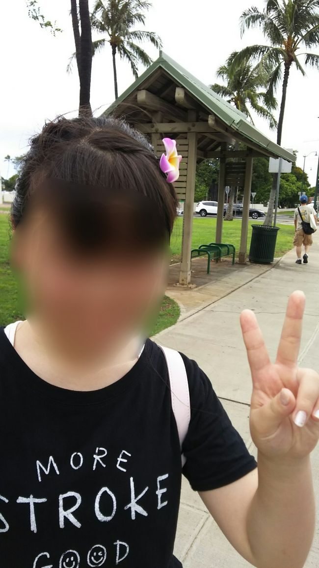 ハワイ滞在時はよ〜くピースするあーちゃん。<br />台湾旅行中はまったく笑顔は無かったのに…。<br /><br /><br /><br />