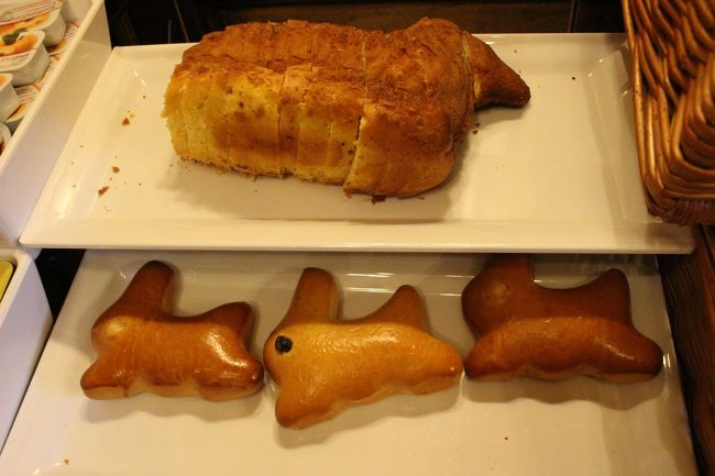 羊さんとうさぎさんの形をしたパンもありますよ☆<br />イースターバージョンの朝食ですね。