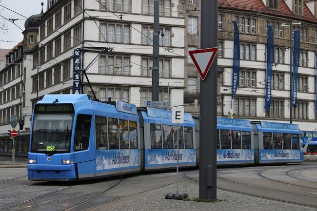 さて、ミュンヘンの旧市街へ向かいましょう。<br />トラムも走っていますが、私達は歩いて向かいます。<br />