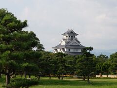 豊公園を少し歩いて行くと向こうに羽柴秀吉が築城した長浜城跡に建てられた長浜城歴史博物館が見えてきます。明日行ってみることにして今日は長浜駅周辺と黒壁スクエアの下見に行きます。
