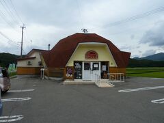 田沢湖から離れた場所ですが、山のはちみつ屋さん　という店があります。
http://www.bee-skep.com/
写真は、ピザを中心としたお店。
