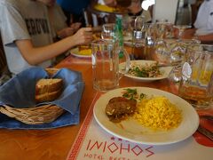 イニオホスというレストラン （写真をみたら料理の下のナプキンに書いてありました）で食事。料理はあまり記憶がないのですが（記憶は写真のサフランライスのご飯に芯がありほとんど残したぐらい・・・）素晴らしいロケーションでした。