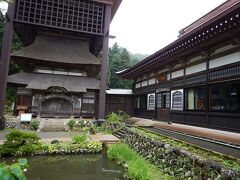 まずは南魚沼の寺院をまわって、石川雲蝶の彫刻作品を多々鑑賞。

はじめに西福寺。
覆いのついている建物が開山堂で、本堂から入って拝観できる。

開山堂の天井には素晴らしい彫刻が施されている。
その立体感、彩色、ストーリーなど全てが素晴らしい。
