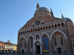 聖アントニオ教会はヨーロッパ各地からも
熱心な信者が礼拝に訪れる聖地。
この日も盛大にミサが行われていた。