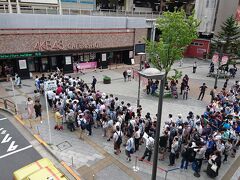 なんだ？この行列…と思ったらAKB48CAFE＆SHOPでした。
http://akb48cafeshops.com/akihabara/