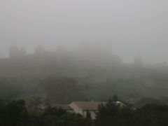 カルカソンヌ（ Carcassone ）【２日目】の朝、、

起きてすぐ お部屋のベランダから外をのぞくと、、

　　　≪　 真っ白！！！　≫

雨ではなく、、　一面の“霧”の“銀世界”、、

これでは、楽しみにしていた朝焼けどころか、
本日のお天気も心配になってきちゃう、、、
