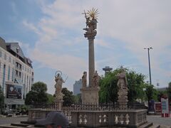 「三位一体の像」　です。
「伝染病ペスト」　の終結を記念した碑です。