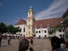 「旧市役所庁舎」　のある　「フラヴネー（中央）広場」　です。