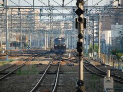 レンタカーを返却して地下鉄で博多駅に来ました。
今日、金曜日はクルーズトレイン「ななつ星in九州」が帰って来る日です。
一目観たくて午後５時から博多駅で待機。早すぎ〜と言われるかも知れませんがワクワクです。