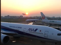 地下鉄で福岡空港に来ました。
