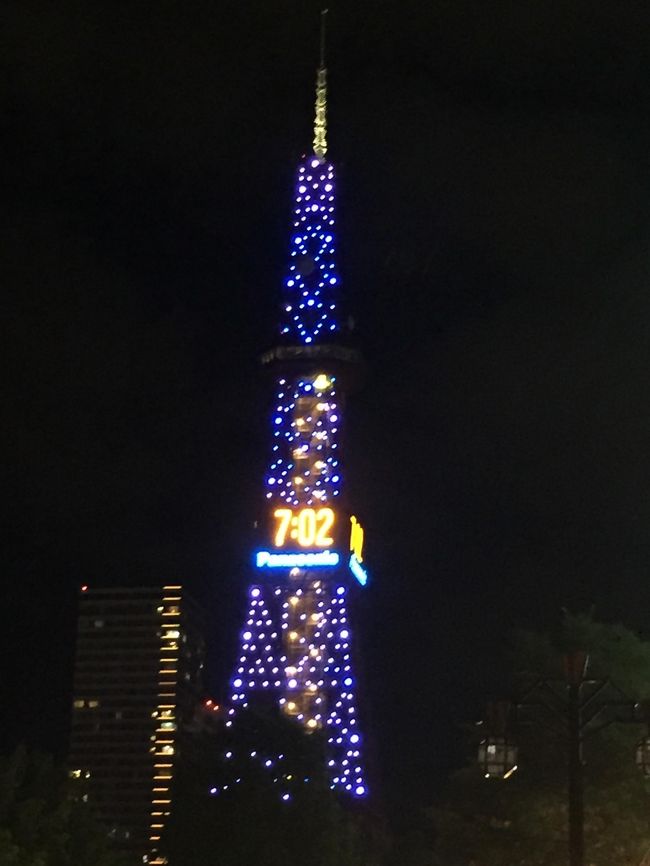 札幌駅について、さっそくサッポロビール園へ！と思ったけど、念のため電話してみたら、２０時３０分からしか空いていないと。<br /><br />先にすすきののホテルにチェックインして、時間があるから歩いて向かう。<br />色がかわって綺麗。<br />