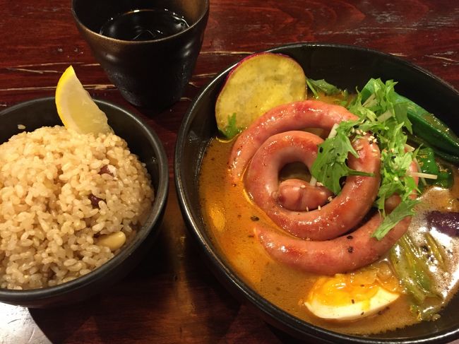 お昼ごはんは奥芝商店でスープカレー。<br />ちょうどお昼どきで、３０分くらい並びました。<br /><br />辛くないレベル２くらいを選びましたが、えびの風味が効いてて、効きすぎてて・・・。具も色々選べて良かったのですが、私的にはイマイチ。<br />レベル５くらいのほうが、えびの風味は弱めでした。