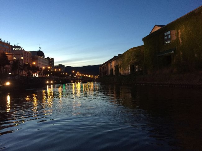 いい感じに日が暮れてきて、雰囲気です。<br />6時半の運河クルーズを予約しました。