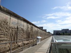 こちらは当時のベルリンの壁。

イーストサイドギャラリーとはうって変わって生々しい…。
