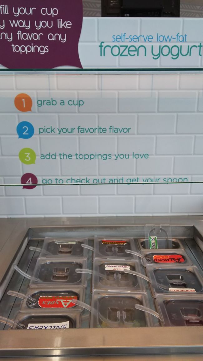 フローズン・ヨーグルト<br /><br />トッピングも20種類以上はあった！<br /><br /><br />マッカリーSC内の『snowfactory』のトッピングも種類豊富だったけど、こちらはもっとあった！<br />