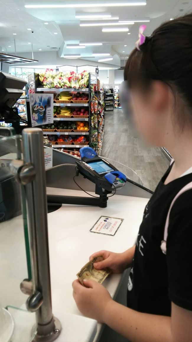 で、早速あーちゃん フローズン・ヨーグルト<br />購入！<br /><br />お客さん 我が家だけ。まだ準備中らしく<br />少し待ちました。<br /><br />こちらのお店 本当に綺麗。清潔。<br />ちゃんと開店準備しているのがわかります。<br />