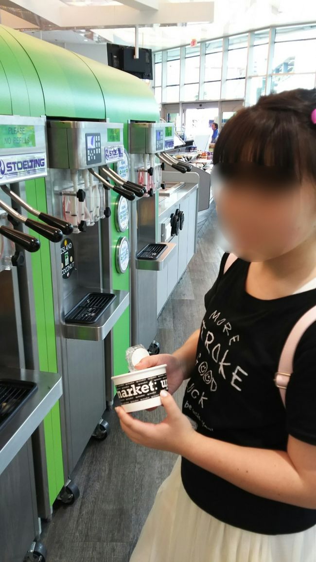 お金を支払うとカップとスプーンを貰います。<br />カップは 2size。 smallを選択。