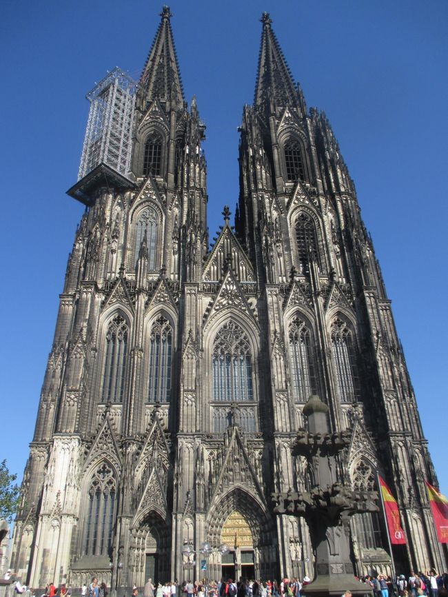 1248年に建築が始まり、完成したのは1880年<br /><br />全体の縦幅：144.58 m 、全体の横幅：86.25 m<br />南塔の高さ：157.31 m 、北塔の高さ：157.38 m<br />建築面積：7,914 m&amp;sup2;<br />