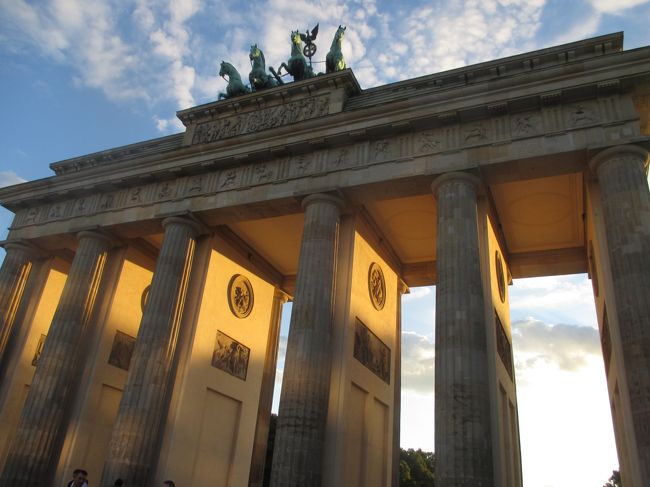 1788〜91年にプロイセン王国の凱旋門としてアテネの神殿の門を手本に建てられた<br /><br />門の上の勝利の女神と４頭立ての馬車カドリガは、1806年にナポレオンが持ち去ったが、1814年に戻った