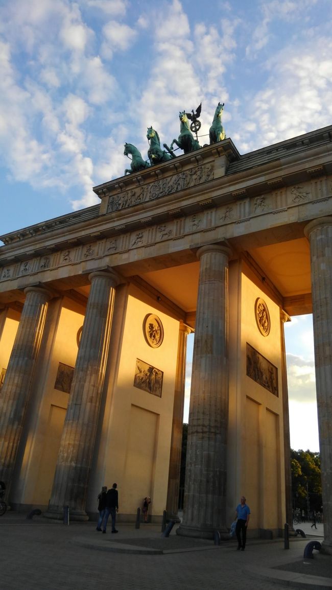 東西分裂時代は門の近くに壁が築かれていたため、この門をくぐることはできなかったが、今は誰でも通れます<br /><br />私も通ってきました