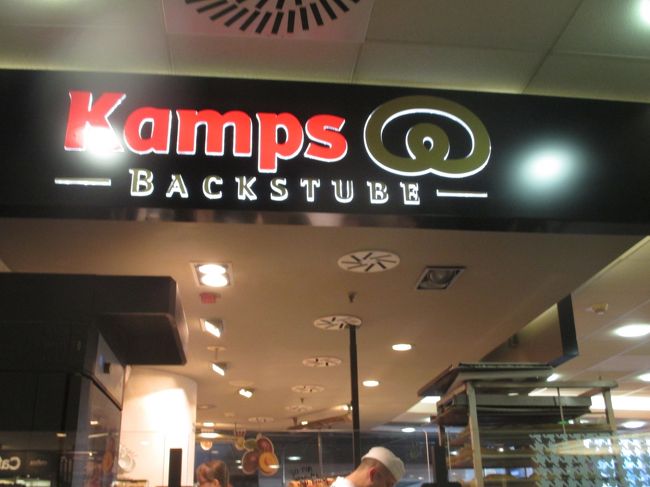 ベルリン中央駅のここでサンドイッチを買って列車の中で朝食<br /><br />ドイツパンは美味しい♪