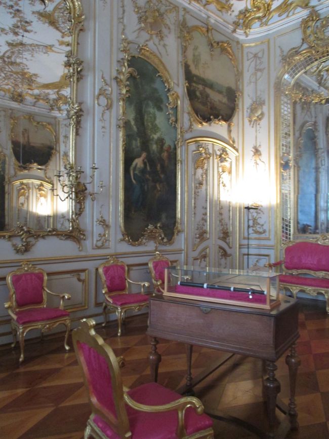 Schloss Sanssouci<br /><br />Sanssouciとはフランス語で「憂いの無い」という意味