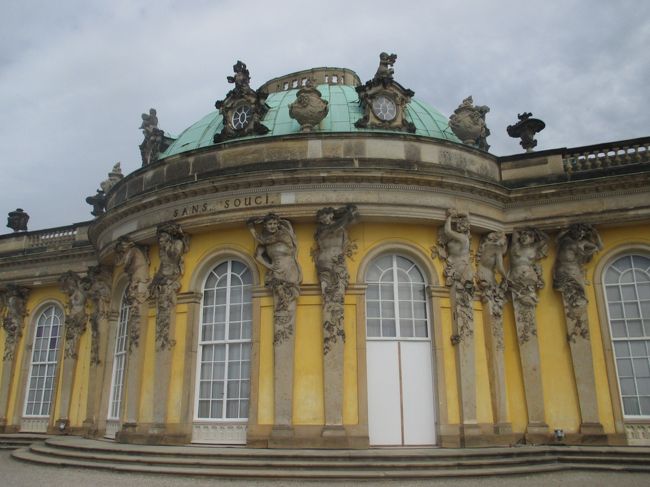 Schloss Sanssouci<br /><br />1745〜47年に建てられたロココ様式の宮殿